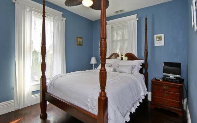 photo 3 of The Londoner Bed & Breakfast