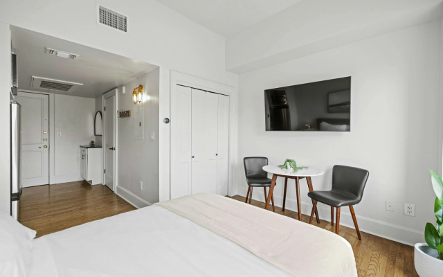 photo 4 of The Maverick, powered by Placemakr - River Walk