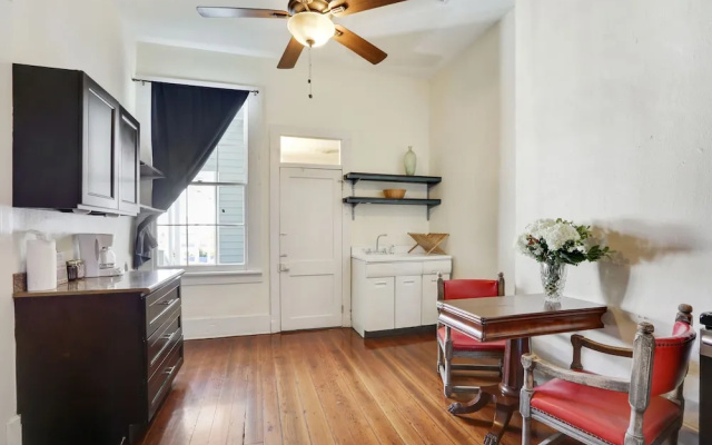photo 4 of Montgomery Apartments on Magazine Street