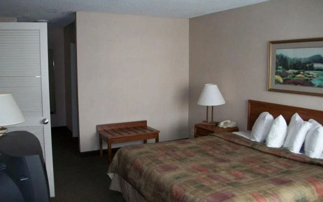 photo 2 of The Moraine Inn Suites & Conference Center