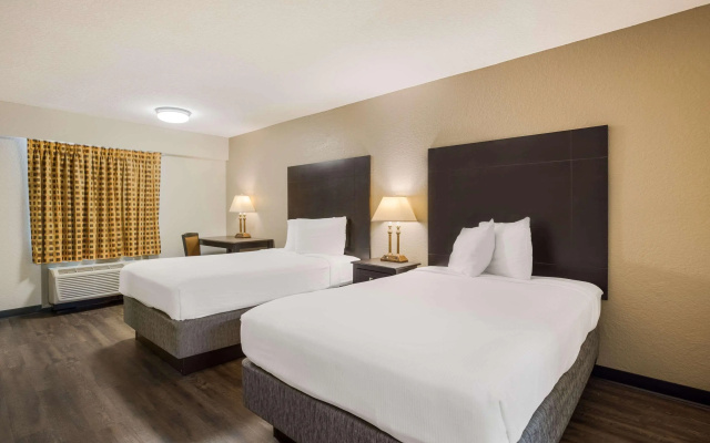 photo 5 of Econo Lodge