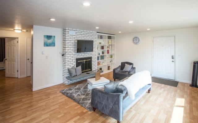 photo 5 of The Seattle Stunner - 1960's Retro Apt - Sleeps 6