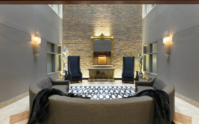 photo 2 of Des Lux Hotel