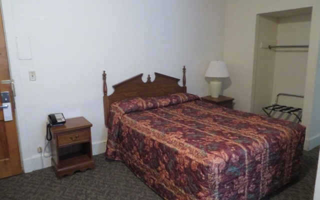 photo 5 of Travelers Hotel