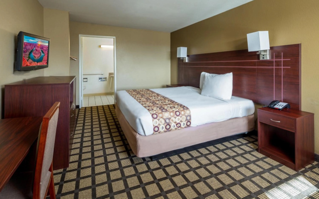 photo 2 of Travelers Inn
