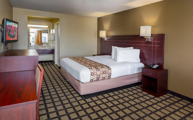 photo 3 of Travelers Inn