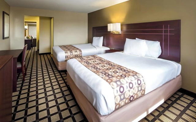photo 4 of Travelers Inn
