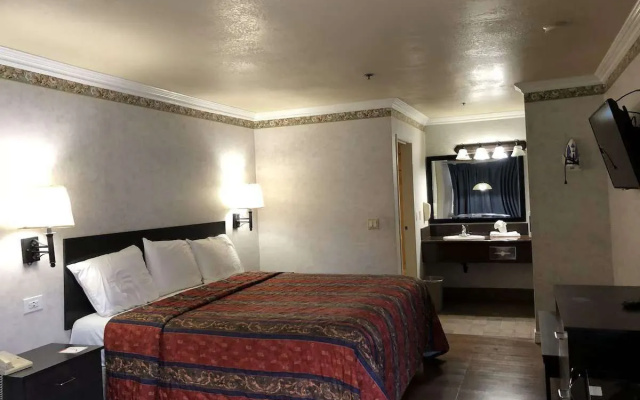 photo 3 of Travelers Inn