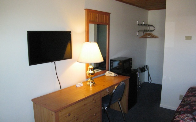 photo 2 of Travelers Lodge Motel Marshall
