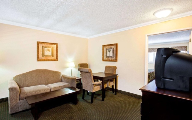 photo 4 of Travelodge by Wyndham Chatsworth