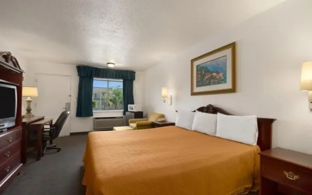 photo 2 of TRAVELODGE CENTRAL Clearwater, FL