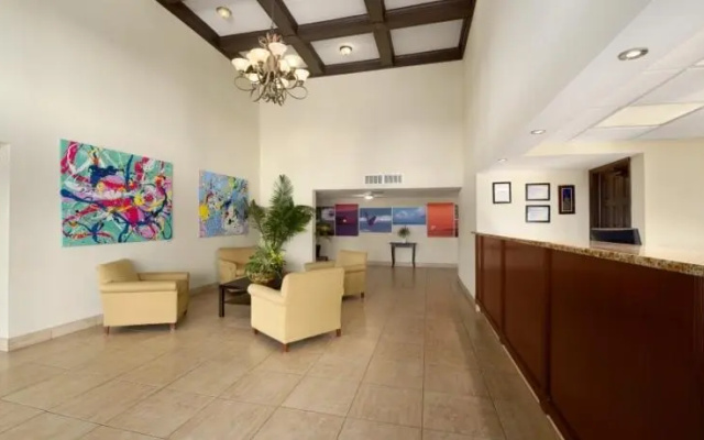 photo 4 of TRAVELODGE CENTRAL Clearwater, FL