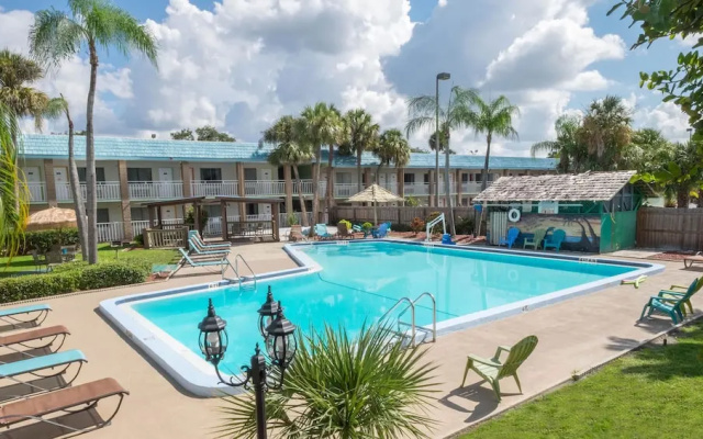photo 5 of TRAVELODGE CENTRAL Clearwater, FL