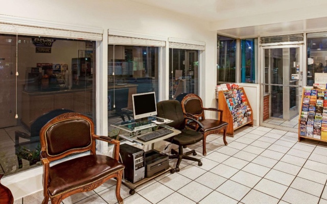 photo 2 of Travelodge by Wyndham Hollywood-Vermont/Sunset