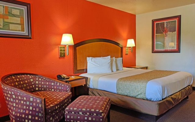 photo 3 of Travelodge Houston Hobby Airport