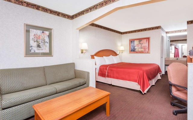 photo 4 of Regency Inn & Suites-Hamilton Place