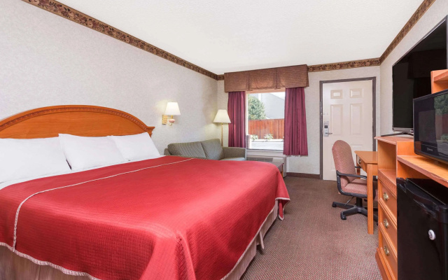 photo 5 of Regency Inn & Suites-Hamilton Place