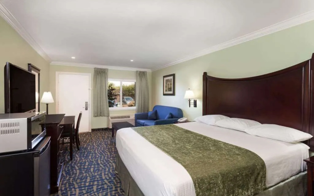 photo 4 of Travelodge by Wyndham Orange County Airport/ Costa Mesa