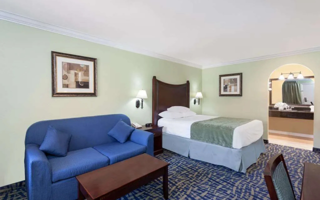 photo 5 of Travelodge by Wyndham Orange County Airport/ Costa Mesa