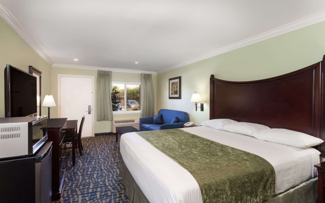 photo 3 of Travelodge by Wyndham Orange County Airport/ Costa Mesa