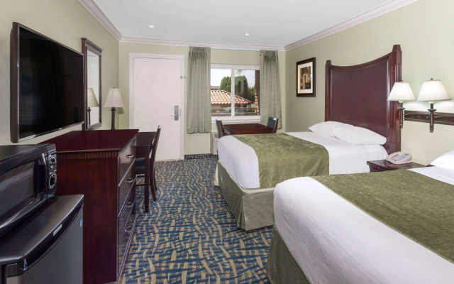 photo 5 of Travelodge by Wyndham Orange County Airport/ Costa Mesa