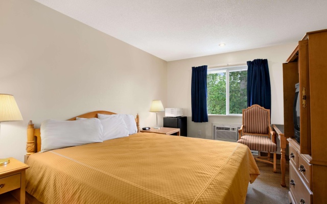 photo 4 of Travelodge by Wyndham Port of Tacoma WA