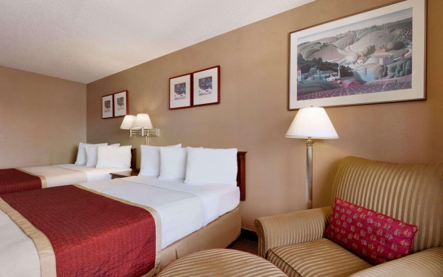 photo 5 of Travelodge by Wyndham Port of Tacoma WA