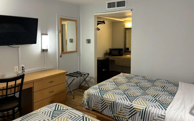 photo 4 of Motel 6 Riviera Beach, FL