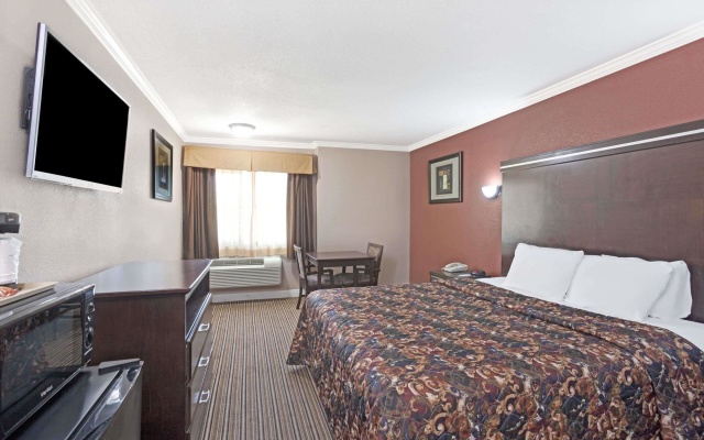 photo 3 of Travelodge By Wyndham Whittier