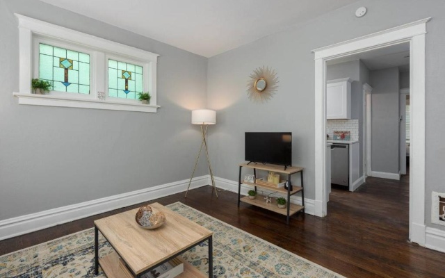 photo 2 of Trendy 1br in Garden District