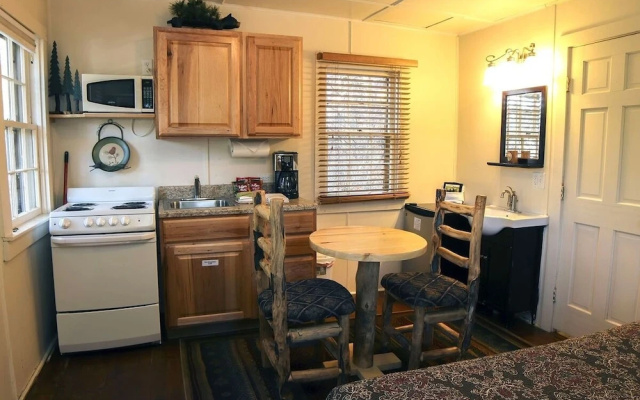 photo 5 of Triple R Cottages: 7 1 Bedroom Cabin