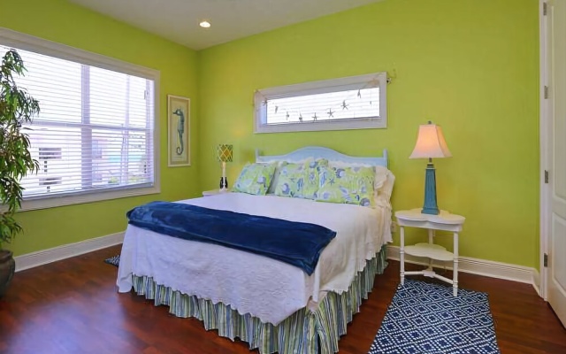 photo 2 of Tropical Daze Upper 3 Bedrooms 2 Bathrooms Home