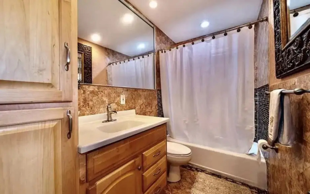 photo 5 of Tropical Oasis Fantastic 4 BD 3 BTH Home