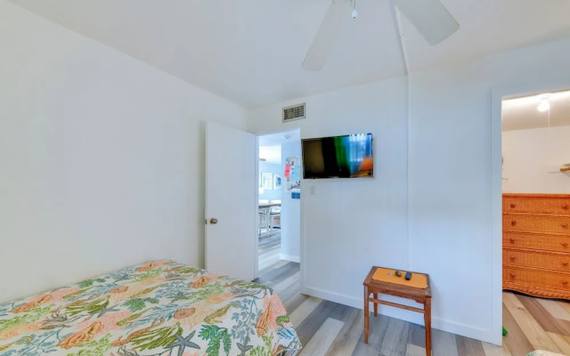 photo 2 of Tropical Sarasota Condo < 1 Mile to Beach!