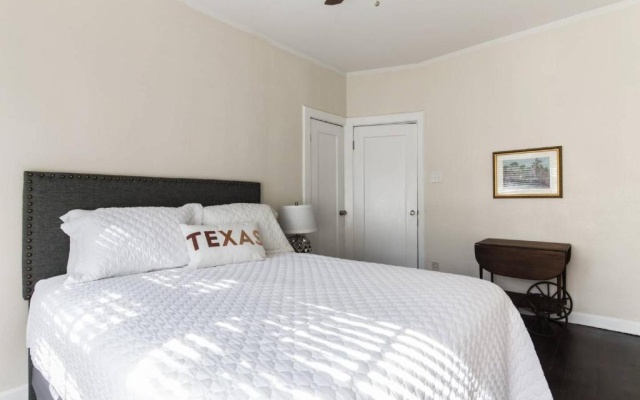 photo 2 of Two Bedroom In Trendy Area