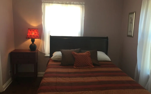photo 5 of Unique 2 Bedroom in Burbank