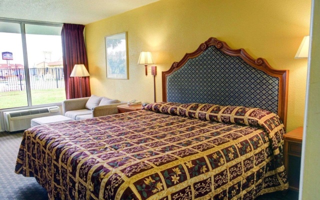 photo 3 of University Inn