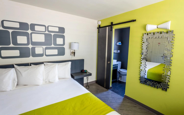 photo 3 of University Inn Tempe