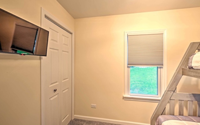 photo 3 of Updated Twin Lakes Cottage, Walk to Lake Mary
