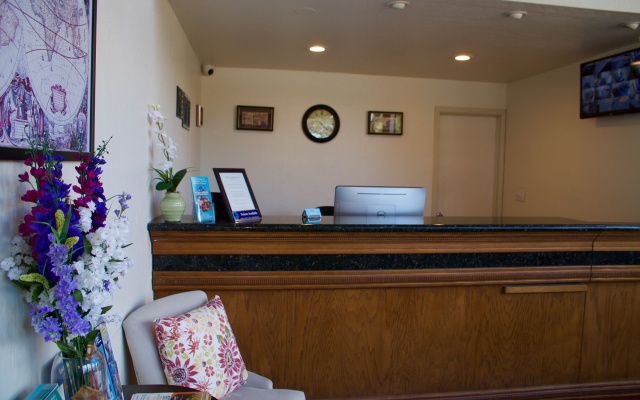 photo 2 of Munras Inn