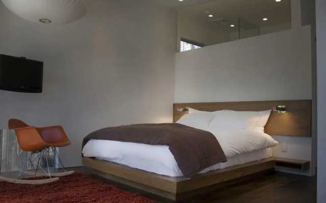 photo 2 of Venice Place - 1 BR Contemporary Guest House 100% Solar Border with Santa Monica