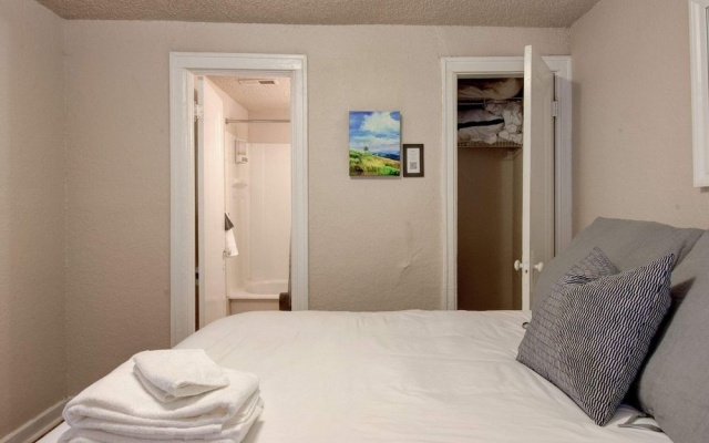 photo 3 of Vintage MW 1BR With Full Kitchen by Zencity