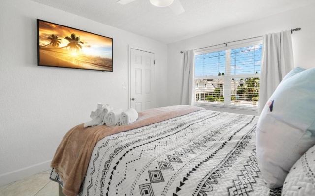 photo 4 of Waves 17, 1 Bedroom, Sleeps 4, Pool View, Heated Pool, Bbq, Wifi
