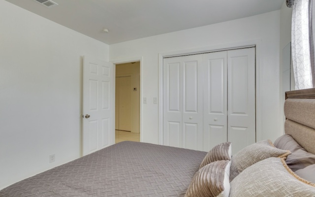 photo 2 of West Palm Beach Apartment 3 Mi to Shore!