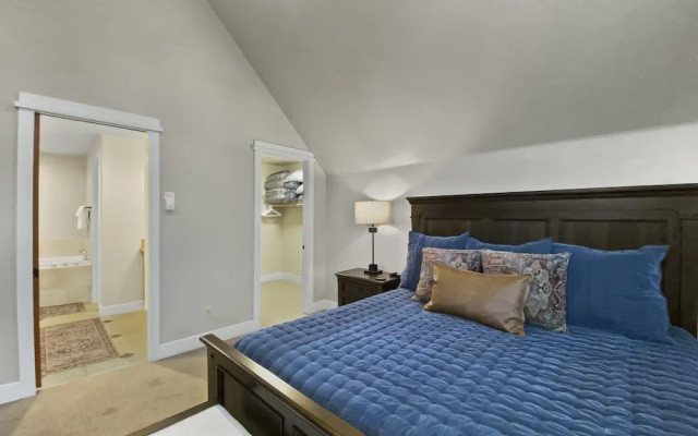 photo 3 of Westridge Chalet 4 Bedroom Townhouse by RedAwning