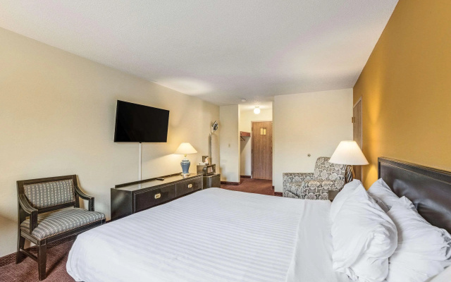 photo 4 of Econo Lodge Whitehall near Michigan's Adventure