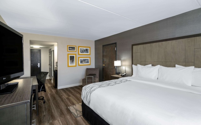 photo 3 of La Quinta Inn & Suites by Wyndham Raleigh Downtown North