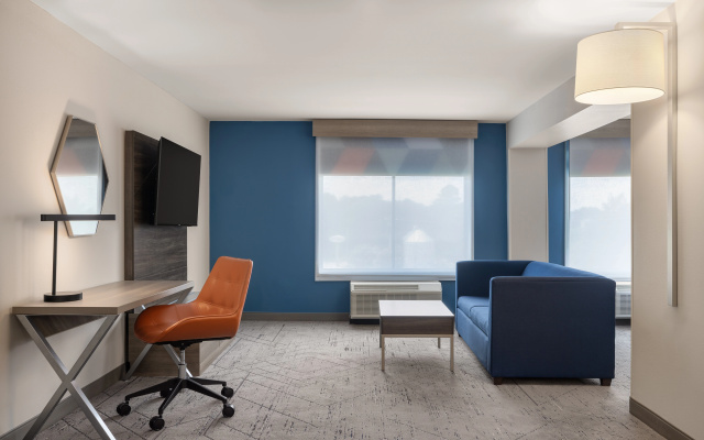 photo 5 of Holiday Inn Express Fayetteville – Fort Bragg by IHG