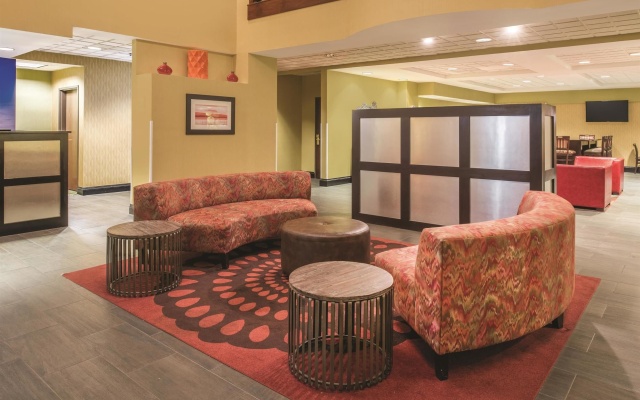 photo 2 of La Quinta Inn & Suites St. Louis Airport - Riverport