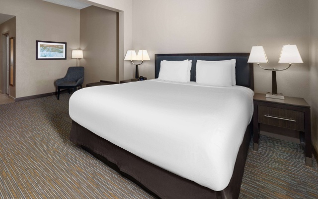 photo 4 of La Quinta Inn & Suites by Wyndham Mooresville